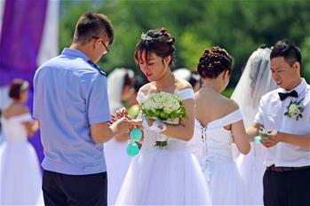 Ceremonia de boda grupal frente al Gran Teatro Shengjin en Shenyang