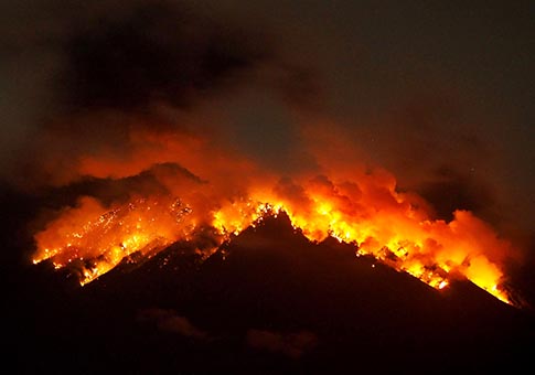 Indonesia: Vista del Monte Agung haciendo erupción
