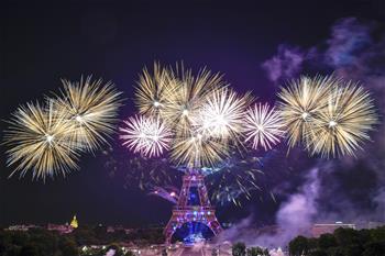 Fuegos artificiales explotan cerca de la Torre Eiffel