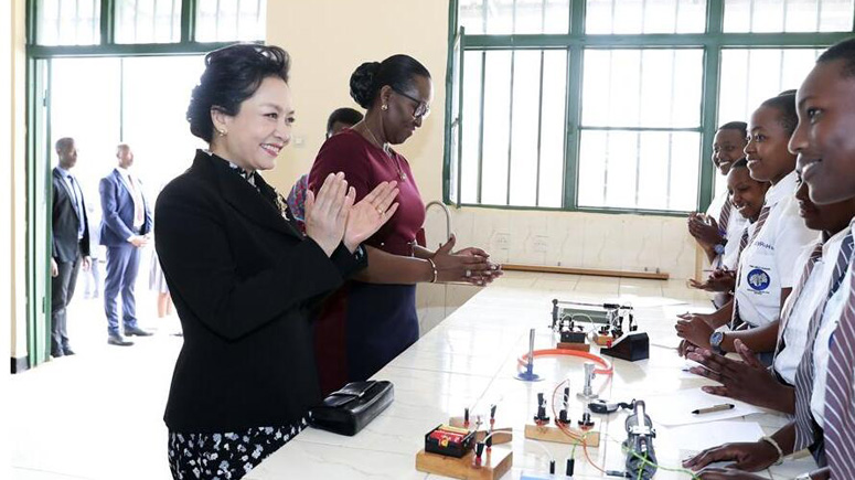 Primera dama china visita colegio para niñas en Ruanda