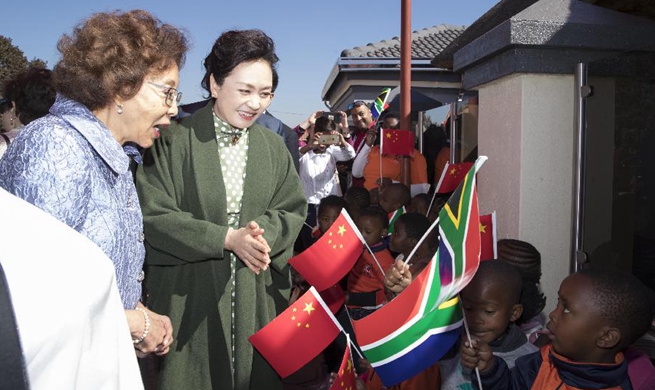 Primera dama china visita centro preescolar en Sudáfrica