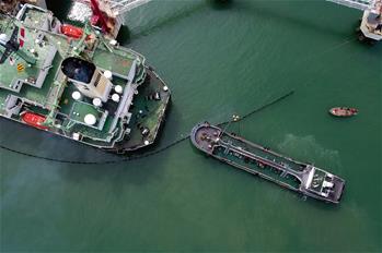 Un simulacro de rescate de un buque de carga transportador de GNL en Haikou
