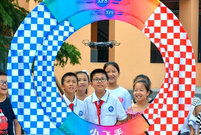 Estudiantes participan en actividades tecnológicas en Hebei