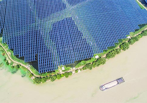 Zhejiang: Vista aérea de la central fotovoltaica en la parte superior de los estanques de peces
