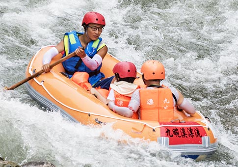 Turistas experimentan el drifting para refrescarse en Hubei