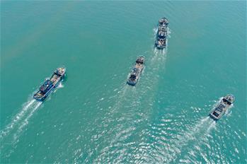 Vista aérea de botes saliendo a pescar en Fujian