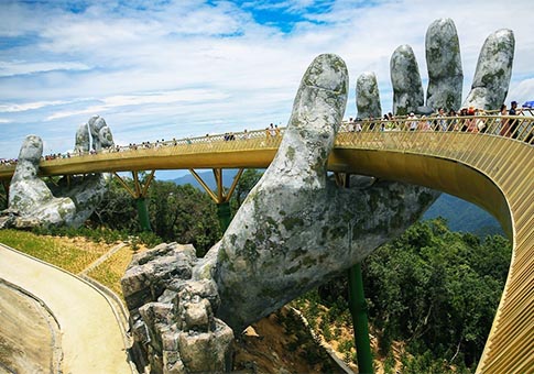 Puente Dorado en Da Nang, Vietnam