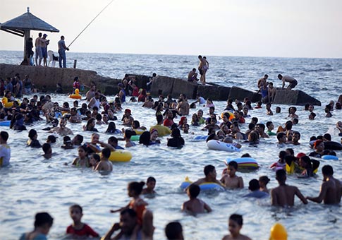 Personas disfrutan de vacaciones de verano en playa de Alejandría, Egipto