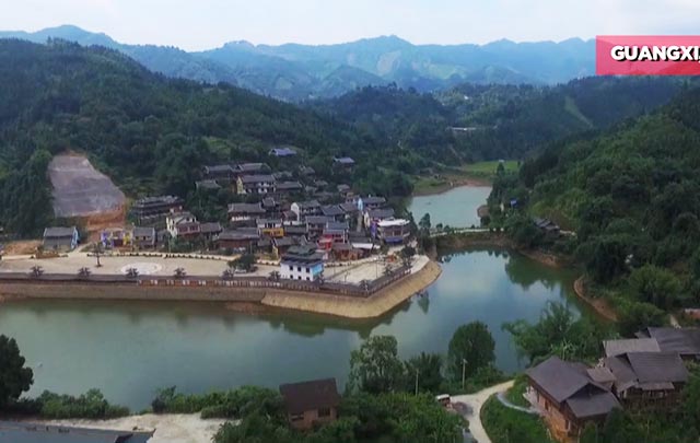 Nuevo aspecto de un pueblo Miao entre Montañas chinas