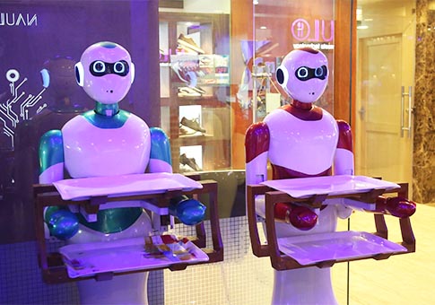 Camareros robóticos en restaurante automatizado en Katmandú, Nepal