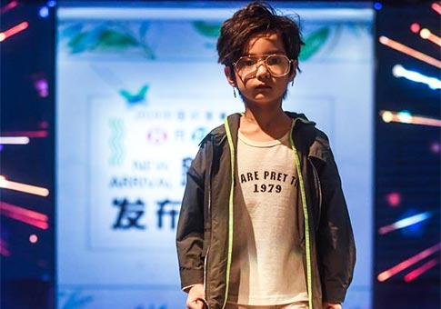 Zhejiang: Niños modelos presentan prendas de vestir en evento de lanzamiento de nuevo producto