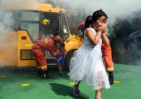 Niños participan en simulacros de emergencia de incendio previo al nuevo semestre