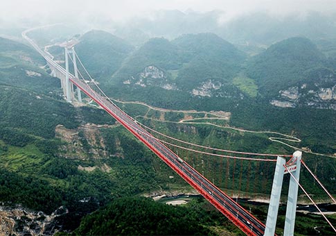 Guizhou: Vista aérea del Puente Qingshuihe cubierto de niebla