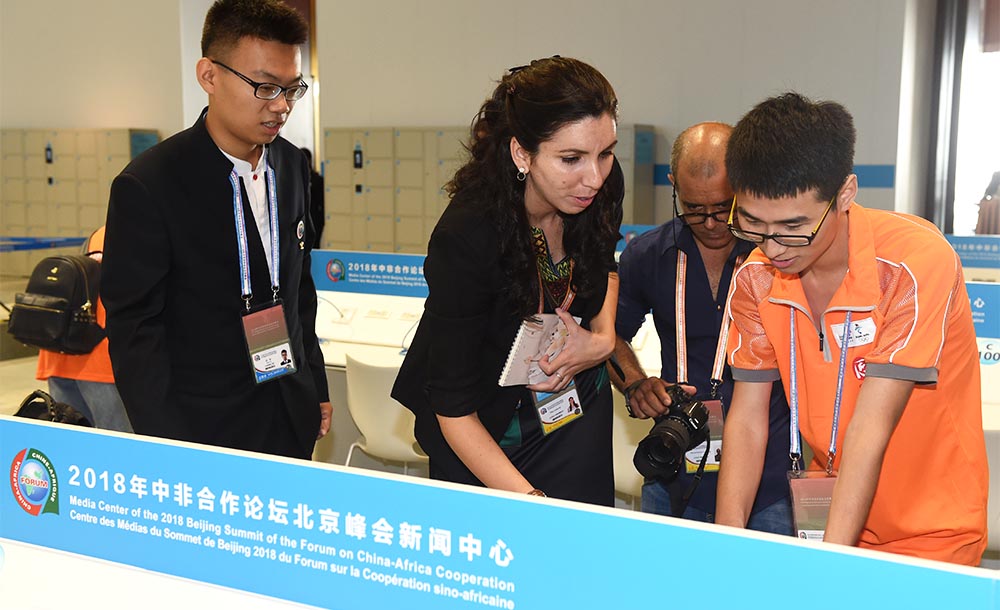 Voluntarios ofrecen servicios en centro de medios de Cumbre de Beijing 2018 de FOCAC