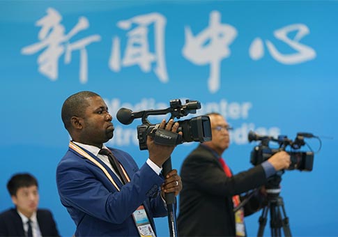 Periodistas trabajan en Centro de Medios de Cumbre de Beijing 2018 de FOCAC