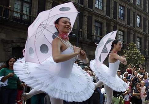 Bailarines presentan espectáculos gratuitos en México