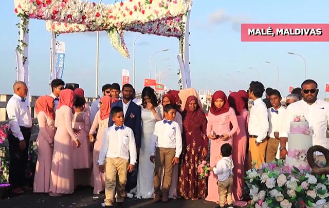 Puente de la amistad China-Maldivas une a parejas en matrimonio