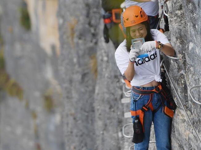 Los deportes realizando escalada en la Base de Escalada de la Montaña Jigong
