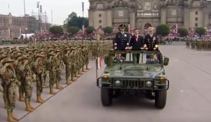 Con desfile cívico militar, México celebra su Independencia