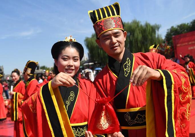 Ceremonia de boda grupal con vestimentas del estilo Han en Xi'an