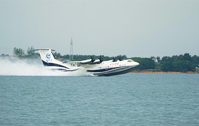 Avión anfibio chino se desplaza a gran velocidad en el agua