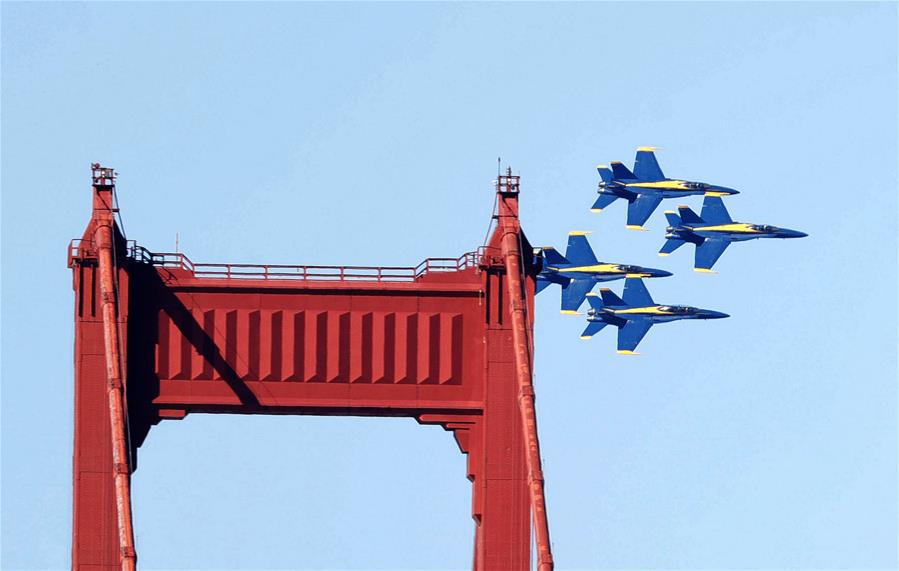 Equipo acrobático Blue Angels realiza espectáculo sobre el Puente Golden Gate