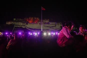 Espectáculo de luces con la temática "Yo Amo a China" en Lhasa