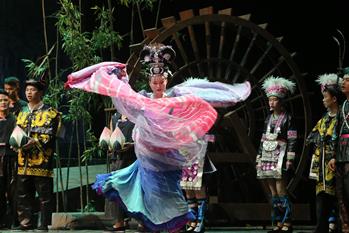 Obra musical del grupo étnico Dong siendo interpretada en Guiyang