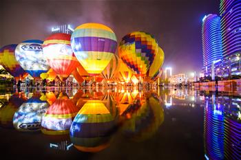 Coloridos globos aerostáticos en la plaza Jushan de Xingyi