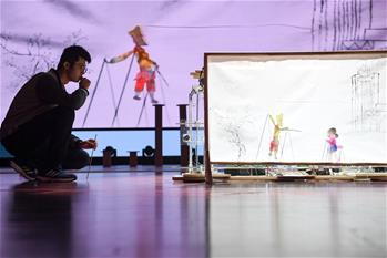 Participantes compiten durante el 18 concurso "RoboGame" en Anhui