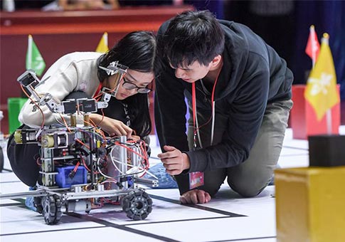 Participantes compiten durante el 18 concurso "RoboGame" en Anhui