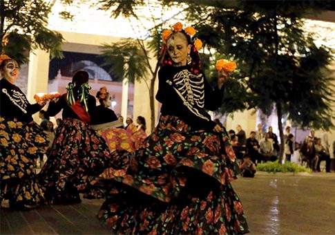 Se celebra Día de los Muertos en México