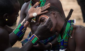 Ceremonia del "salto de toro" cerca de una villa hamer en Etiopía
