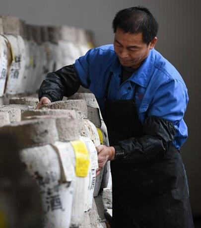 La compañía mantiene su método tradicional de elaboración de vino de arroz