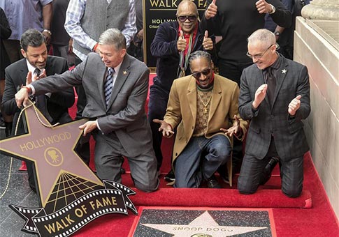 Snoop Dogg asiste a ceremonia que lo honra con una estrella en Paseo de la Fama de Hollywood en Los Angeles