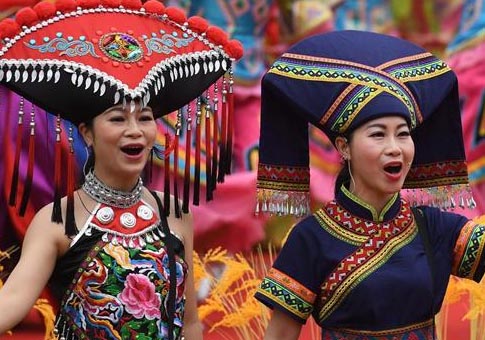 Trajes tradicionales reflejan culturas étnicas diversificadas
