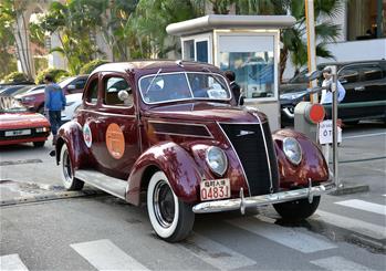 Una exhibición de automóviles antiguos en Hanoi