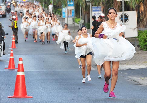 300 parejas tailandesas compiten en concurso de carrera "EAZY Running of the Brides 7"