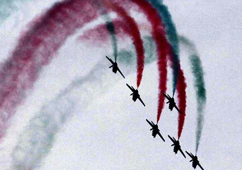 Fuerzas armadas de Pakistán presentan espectáculo aéreo