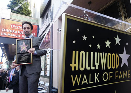 Se devela la estrella del actor Lin-Manuel Miranda en el Paseo de la Fama de Hollywood
