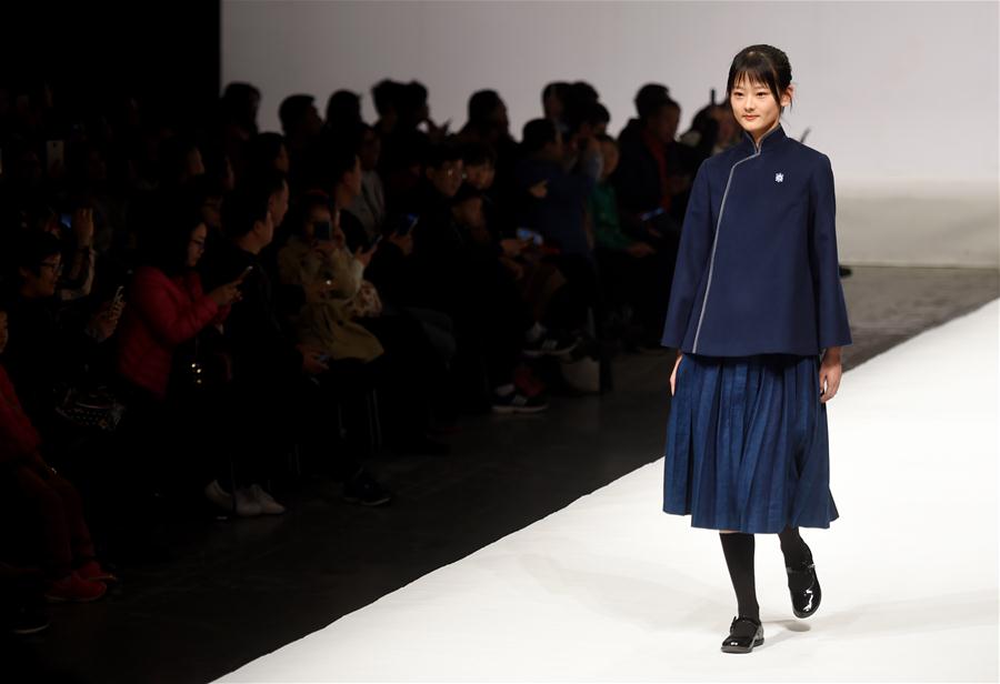 Presentan últimos diseños de uniformes escolares en Beijing