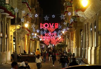 Vista de las luces y decoraciones navideñas en el centro de Beirut