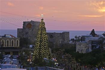 Vista de un árbol navideño iluminado en Byblos