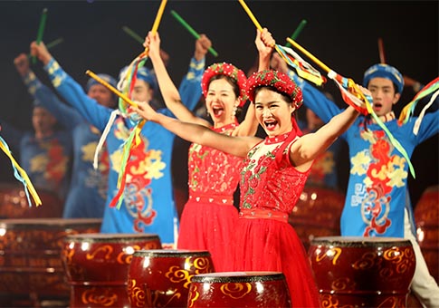 Actuación conjunta de artistas de teatro tradicional chinos y vietnamitas en Hanoi