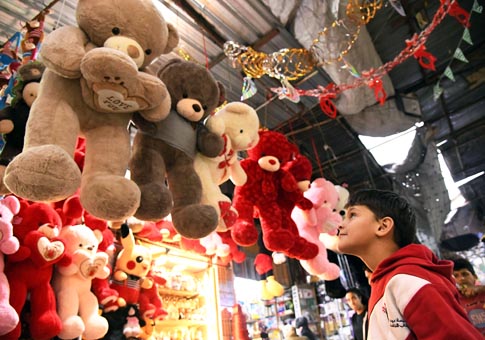 Sirios hacen compras para Navidad y Año Nuevo