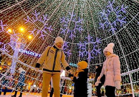 Minsk enciende decoraciones de iluminación para la celebración del próximo Año Nuevo