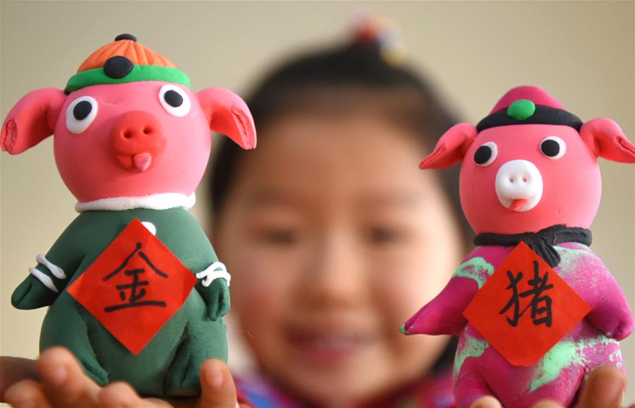 Shandong: Niños aprenden a hacer figuras con masa y arcilla de moldear para celebrar Año Nuevo en Zibo