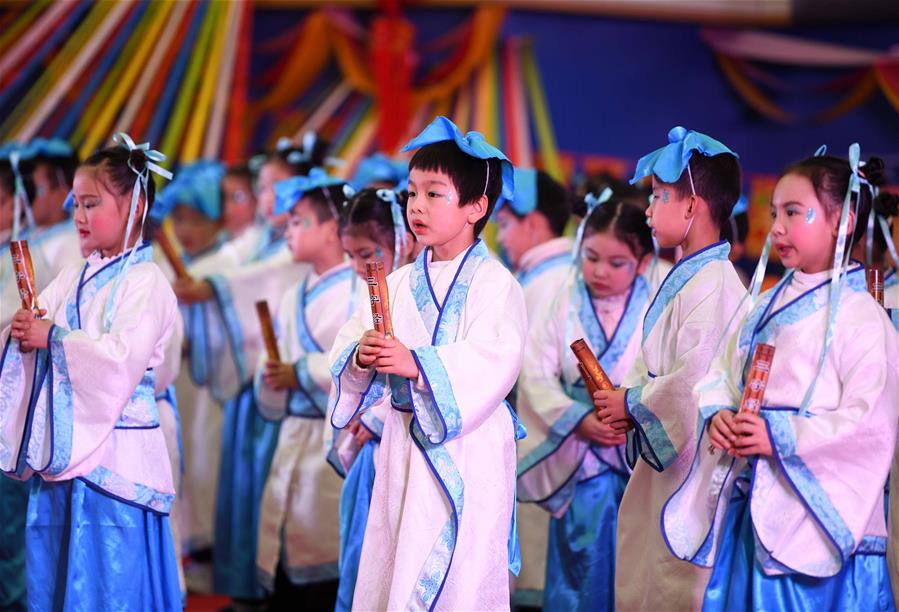 Anhui: Estudiantes de primaria realizan presentación para celebrar Año Nuevo en Hefei