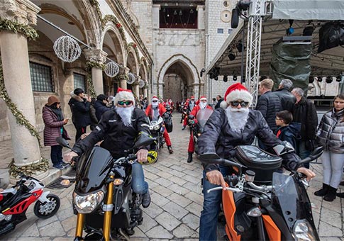 Personas disfrazadas de Santa Claus conducen motocicletas en Dubrovnik, Croacia