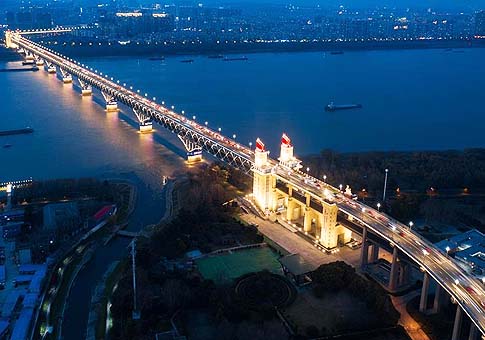 Vista nocturna del puente Nanjing sobre el Río Yangtze
